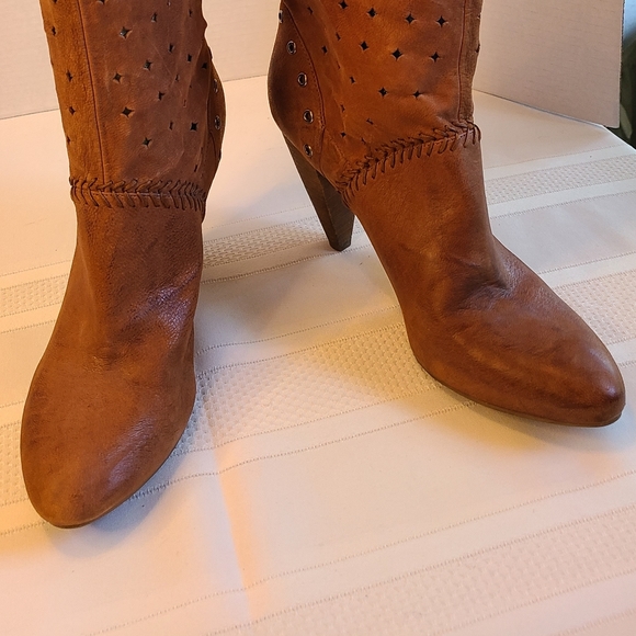 Guess Woman's High Heel Suede Boots, Size: 8.5 - Picture 3 of 16